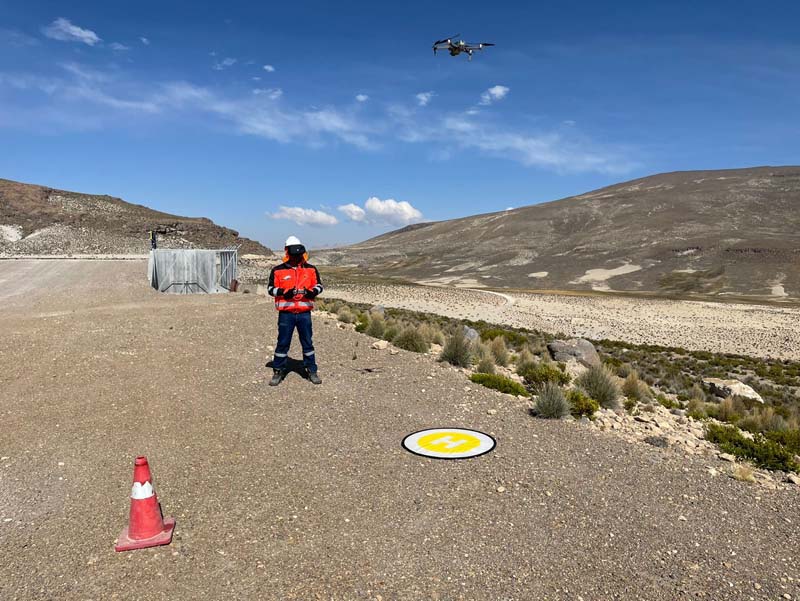 Utilizando drones, podemos obtener imágenes detalladas de alta resolución. Estas imágenes nos permitirían caracterizar la extensión y las características específicas de la turbera, así como identificar los impactos de la actividad minera y planificar medidas de restauración adecuadas. 