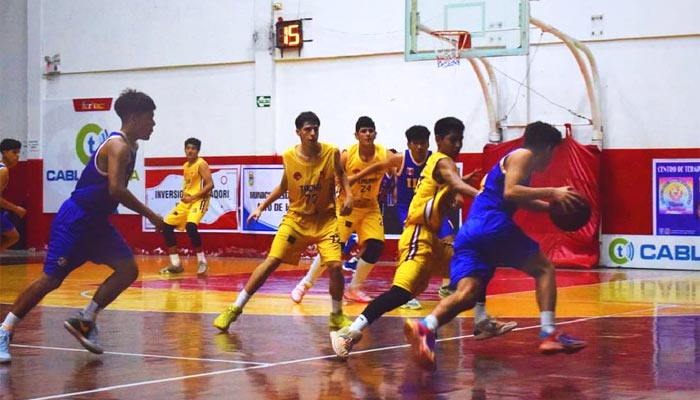 La selección Sub 16 de Tacna tuvo un camino lleno de desafíos y grandes victorias en la etapa regional. Su primer triunfo fue contra el equipo de Puno, donde la defensa y la precisión en los tiros de tres puntos fueron claves para la victoria. Continuaron su racha ganadora frente a Arequipa, en un partido reñido que demostró su capacidad de mantener la calma bajo presión y su resistencia física. Finalmente, en el encuentro decisivo contra Ilo, Tacna mostró su estrategia y dominio en la cancha, asegurando el campeonato regional del sur.